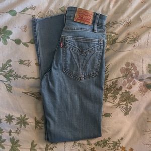 BRAND NEW LEVIS HIGHWASITED JEANS